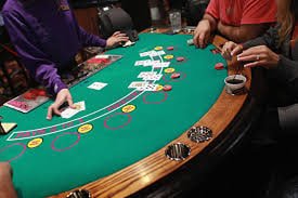 Antarmuka aplikasi mobile lucky 99 menampilkan permainan slot dan live casino