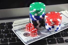 Dealer live Pragmatic Play dalam studio Speed Baccarat dengan kartu dan meja hijau